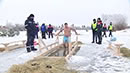 Курганцы окунаются в воду, несмотря на мороз