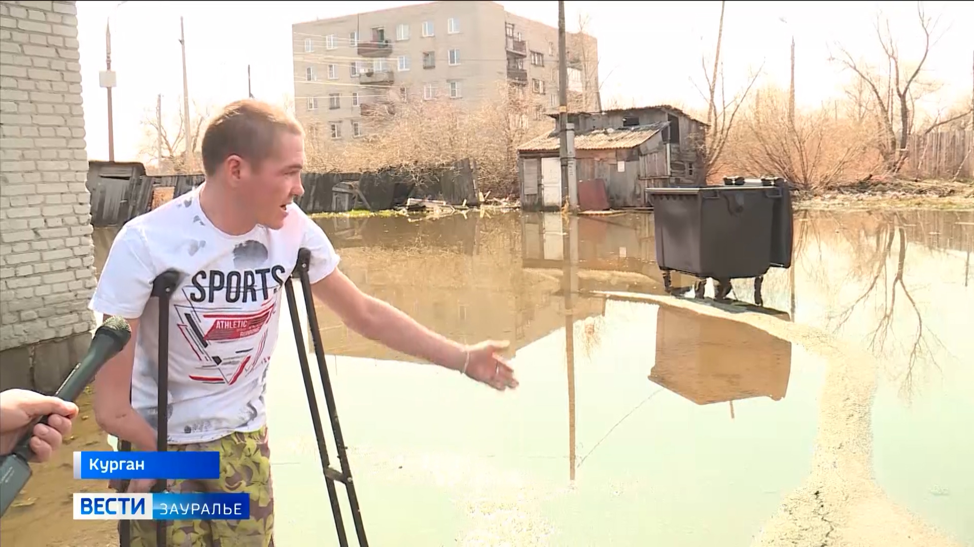 В Кургане жильцам дома на улице Пугачёва из-за воды во дворе приходится  становиться экстремалами