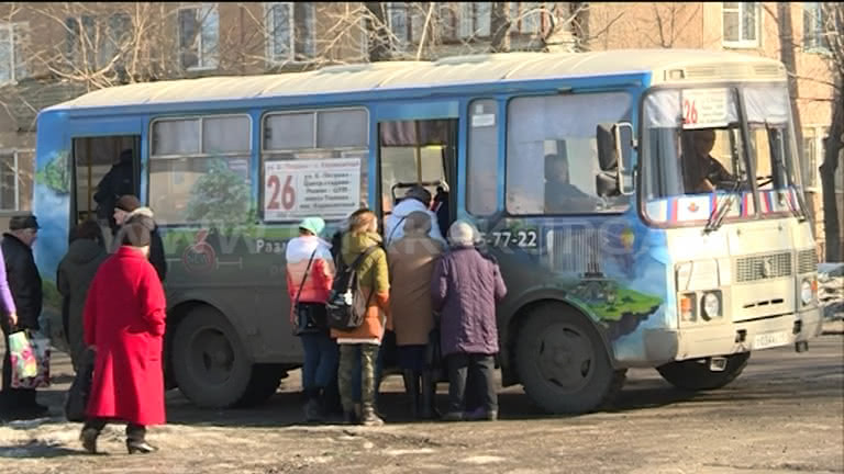 Автобус поселок выходной. Автобус в поселке. Автобус в поселении. Автобусы которые сейчас ходят на керамзитный Курган. Послый автобус а поселке Шварцевский.