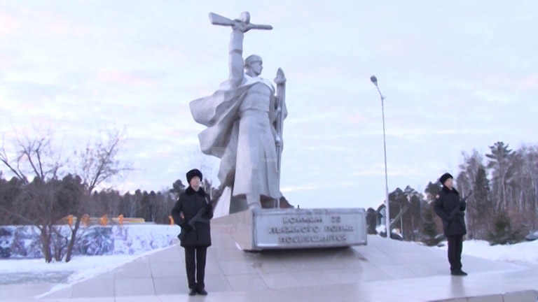 Памятник лыжнику. Памятник лыжному полку в Кургане. Памятник 32 лыжному полку. 32-Й лыжный полк памятник. 32 Лыжный полк Курган.